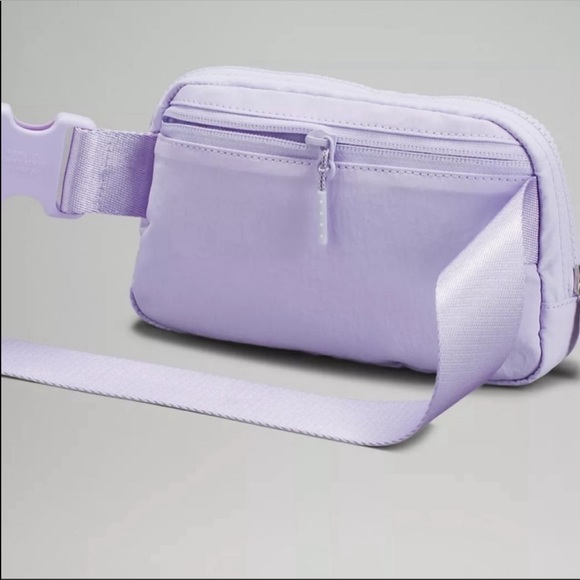 💜🍋 Lululemon 🍋💜 Everywhere Belt Bag Lavender Fog - Picture 4 of 11